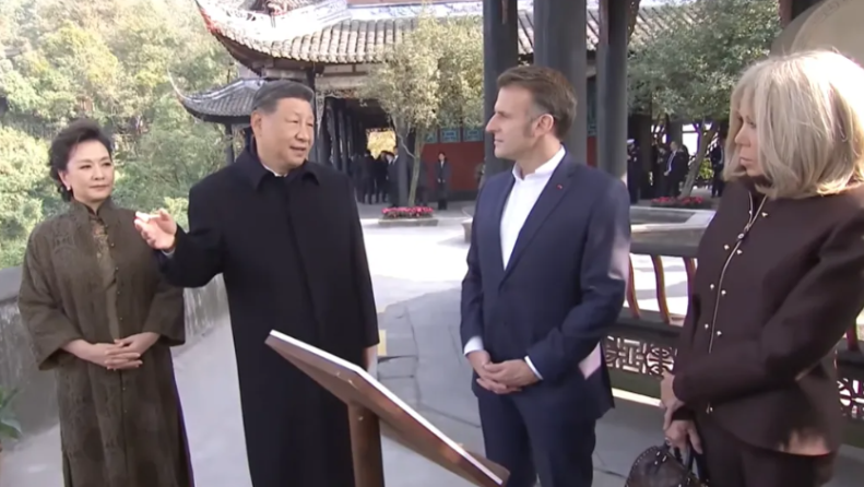 习近平同法国总统马克龙在成都进行友好交流