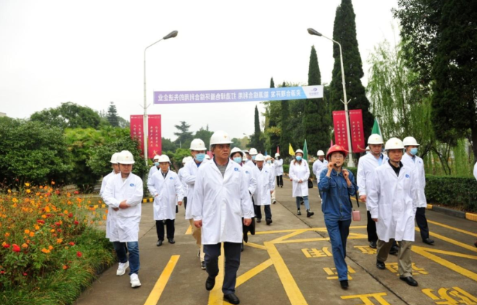 成都市发改委“建圈强链千企大调研”座谈会在华融化学召开